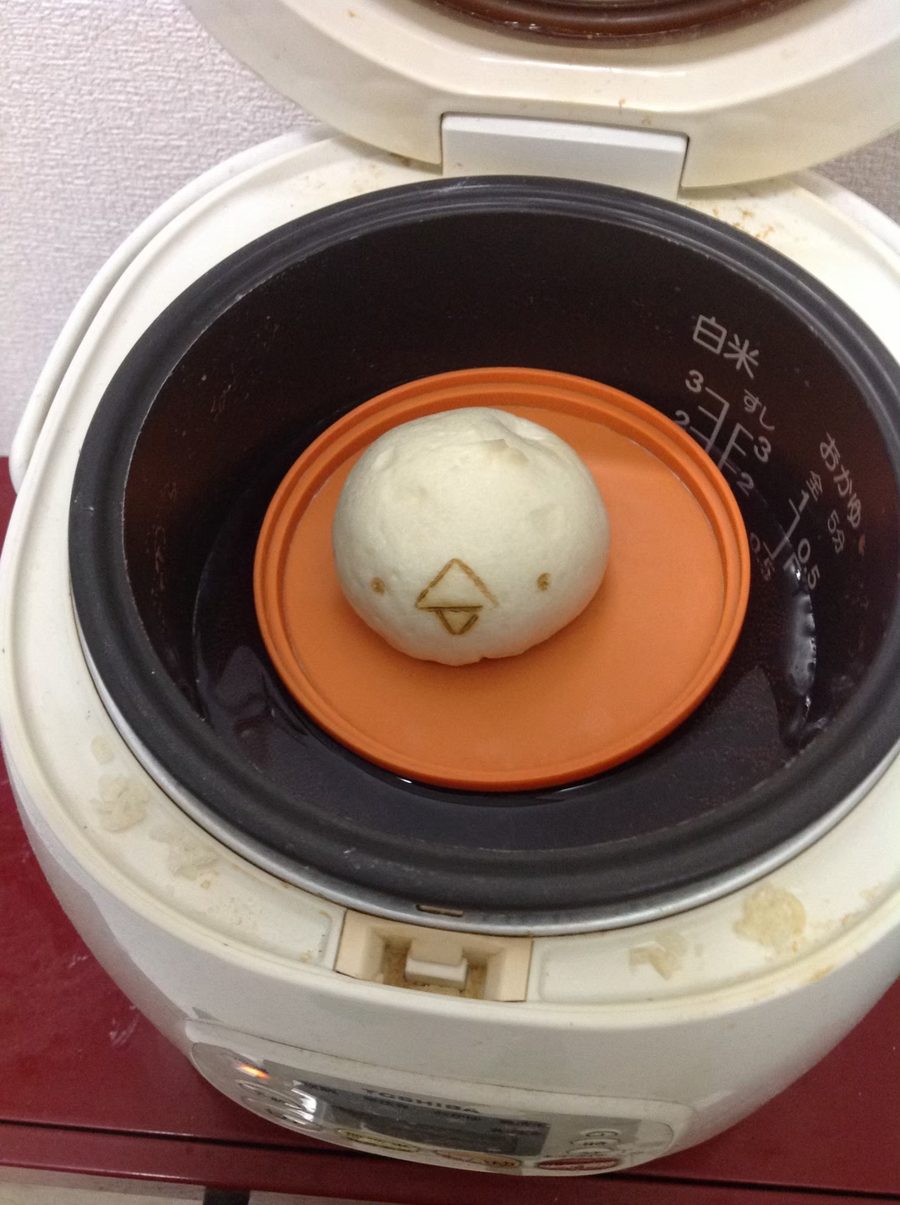 ซาลาเปาลูกแรกของ Phoenix Lava นึ่งในหม้อข้าวที่ฟุกุโอกะ ญี่ปุ่น 2012 · First prototype Phoenix Lava bun in rice cooker Fukuoka Japan 2012
